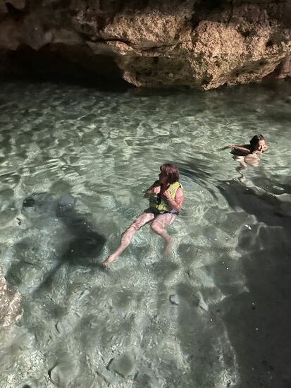 Auch hier schwimmen viele Welse mit uns im glasklaren Wasser