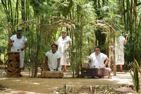 Hier wird uns ein traditionelles Maya-Ritual vorgeführt…