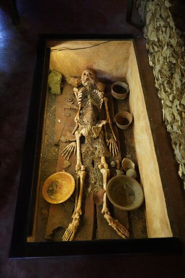 Ein Beispiel für die Opferbeigaben der Toten. Ganz wichtig: man gab ihnen auch Kakaobohnen mit auf ihre letzte Reise..