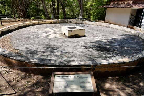 Nun sind wir am Höhepunkt des Ausflugs für heute: die Ruinen von Uxmal. Uxmal ist nicht so bekannt wie Chichen Itza und aufgrund der Entfernung zu den Touristenzentren nichts so stark frequentiert.
Eintrittspreis hier: Ca 23 Euro p. P.