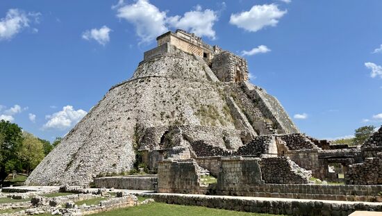 Hier ein Blick auf die Seite/Vorderseite der Pyramide. Sie ist nicht ganz so gut erhalten wir die Rückseite.