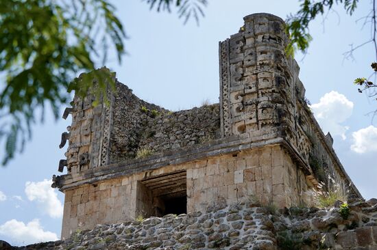Es ist faszinierend, wie filigran die Arbeiten im Stein der Gebäude sind. Unser Guide erzählt viel über die Bedeutung der einzelnen Abbildungen.