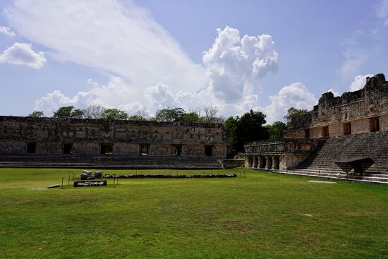 „Das Nonnenviereck“ - an allen vier Seiten umgeben von Palästen. Die Masken an den Gebäuden sind noch sehr gut erkennbar. Der Platz ist genau der vier Himmelsrichtungen gebaut - auf das Grad genau.