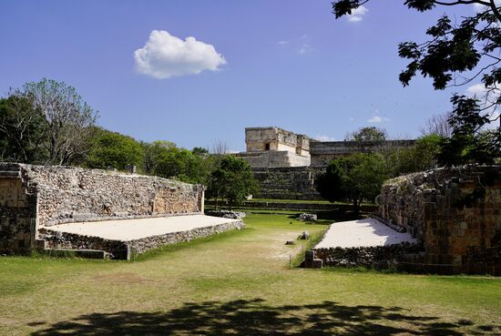 Der Ballspielplatz. Er ist wesentlich kleiner, als der in Chichen Itza. Im Hintergrund zu erkennen ist der Gouverneurspalast.