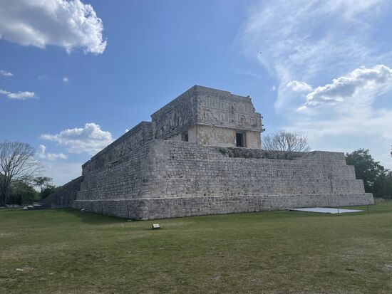 Der Gouverneurspalast. Fast vollständig erhalten thront er über der gesamten Stätte.