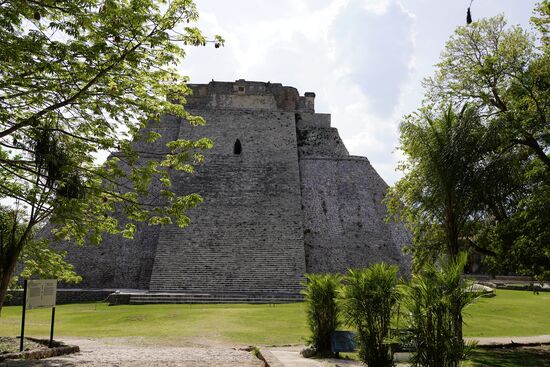 Ein letzter Blick zurück auf die Pyramide. Wir sind glücklich, dass nur wenige Besucher anwesend waren. So konnten wir diese herrliche Stätte in Ruhe genießen.