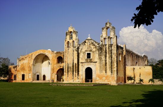 Auf dem Rückweg nach Mérida stoppen wir noch in Maní, einem Dorf mit dieser hübschen Kirche