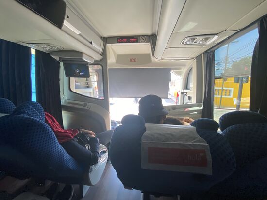 Bequeme Sitze, Klimaanlage und es läuft „Harry Potter“—leider aber auf spanisch und das wifi geht nicht. 