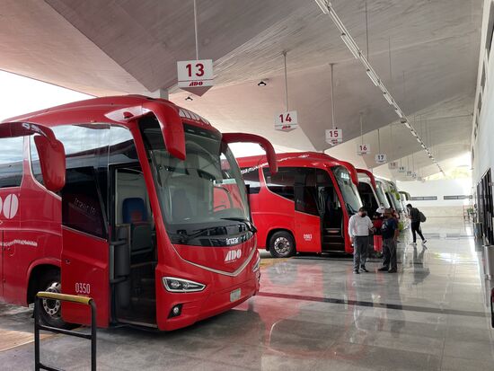 Hier in Mérida ist der Busbahnhof ziemlich groß und schick—ich freue mich auf die Fahrt, denn ich liebe das Busfahren!