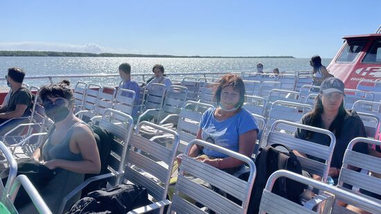 Nur wenige Leute sind auf dem Schiff—ich gehe lieber nach unten, weil ich Angst habe vor einem Sonnenbrand