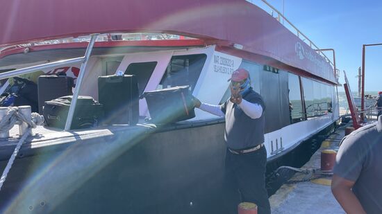 Unser Gepäck wird abenteuerlich aufs Boot geworfen