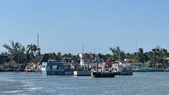 Holbox heißt übrigens „Schwarzes Loch“
Die Mayas gaben der Insel den Namen, aufgrund des dunklen Wassers in den Mangrovenflächen “ Lagune Yalahao”