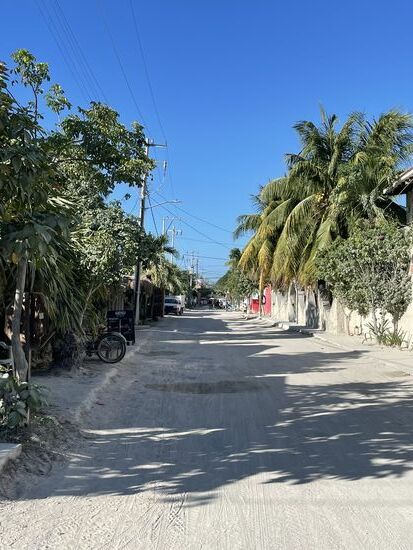 Vom Hafen haben wir wieder nur 2km zu laufen. So lernt man die Insel gleich etwas kennen. Autos fahren hier auf den Sandstraßen nicht, stattdessen Golfcarts, die hier als Taxen fungieren.