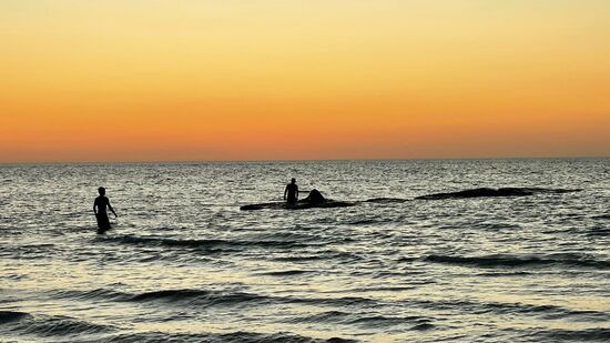 Wir beziehen unser Zimmer und gehen erstmal ans Meer. Es ist Abend und die Fischer sind draußen