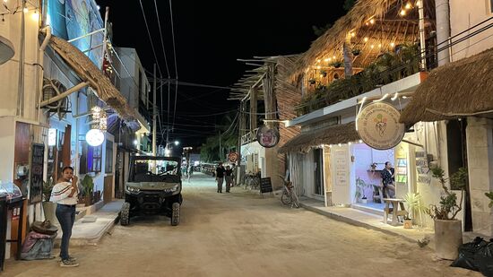 In der Stadt ist etwas Trubel, es gibt viele Restaurants, Souvenirläden. Und immer wieder „brettern“ die Golfcarts über die Sandpisten—sie machen ganz schön Krach