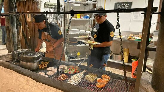 Im „Viva Zapato“ darf man auf den Grill schauen. Ich esse Fischfilet—es ist SEHR lecker. Günstig ist das Essen gehen hier nicht—Man bezahlt zu Zweit mit einer Cola oder Wasser locker 40 Euro für ein einfaches Essen, wie Spaghetti und Fisch