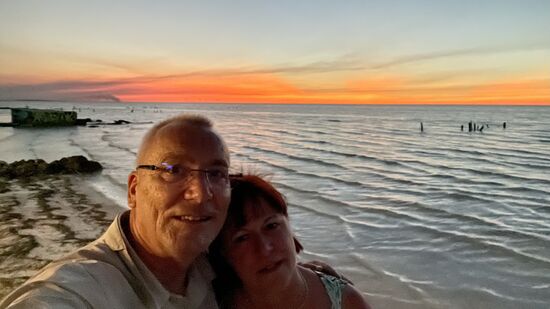 Es ist herrlich hier! Ich bin begeistert!
Ich muß mal wieder den Vergleich zur vermeintlichen Trauminsel Sansibar ziehen und sagen: hier ist es 100x schöner!!
Den ganzen Tag haben wir hier verbracht und sind noch nicht mal zum Essen weggegangen!