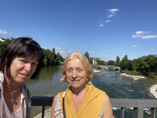 Karin holt mich vom Hbf ab und wir fahren nur 2 U-Bahnstationen weiter bis zu ihrer Wohnung nahe der Isar