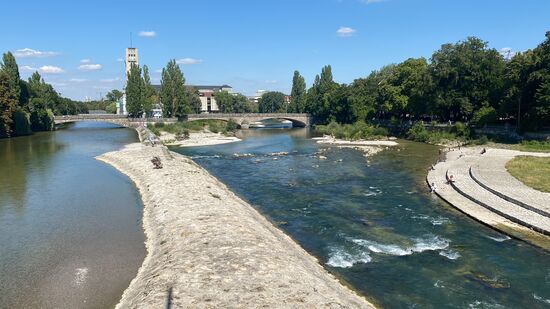An der Isar ist einiges los—viele Picknick- und Badegäste