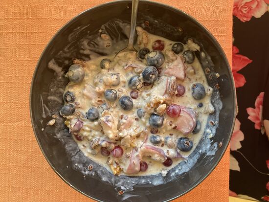 Zuerst starten wir den Tag mit einem gesunden Frühstück  