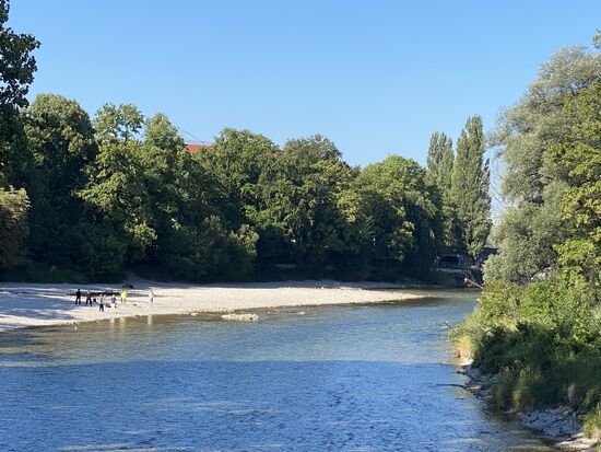 Ich schlendere um 9 Uhr gemütlich los--hier an der Isar sind schon einige früh im Gange: machen Yoga, Tai chi, Qi Gong oder ähnliches