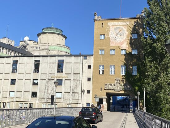 Hier ist das bekannte "Deutsche Museum" - was ich aber angesichts des warmen Wetters nicht besuche