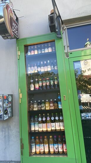 und Limonaden...es gibt in jedem viertel noch viele kleine Geschäfte....