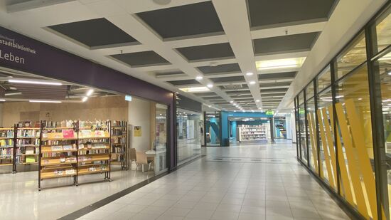 Hier in einer Galerie befindet sich die moderne Stadtbücherei