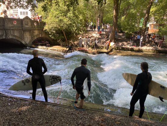 Mich zieht es zu der Eisbachwelle, die sich am südlichen Rand des Englischen Gartens befindet.