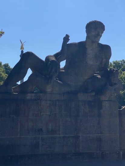 Statue an der Luitpoldbrücke mit dem Friedensengel im Hintergrund