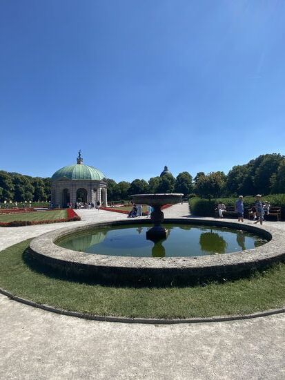 Mein letztes Ziel für den Vormittag ist der Hofgarten  mit dem Dianatempel, bevor ich in der Kantine des Staatsministerium zu Mittag esse.
Diese Kantine in der Ludwigstraße 2 ist ein Tipp von Karin. Ab 12 Uhr darf hier jeder gute zu Mittag essen
