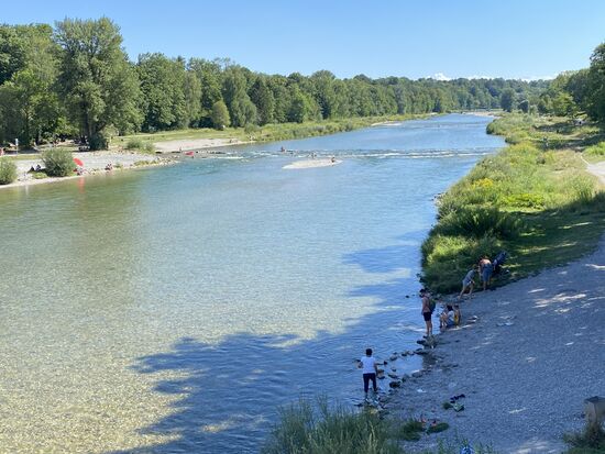Nachmittags fahren wir mit dem Bus bis zum Tierpark und laufen entlang der Isar