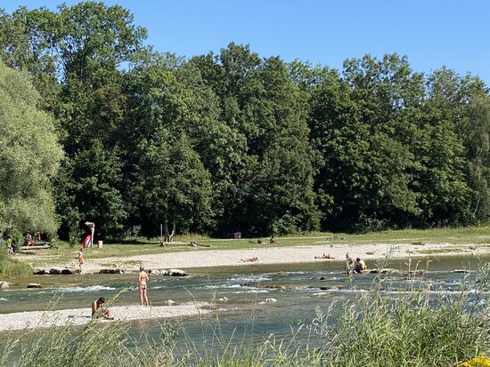 Bei nahezu 30 Grad sind hier viele Besucher , die picknicken, baden und die Sonne genießen--durch die lange Trockenheit entstanden viel "Inseln" im Fluss