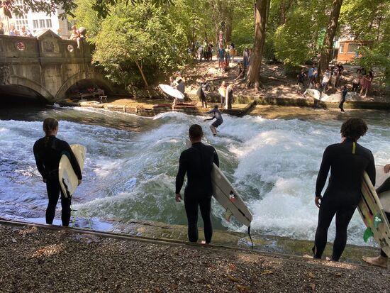 Sie ist die weltweit bekannteste, größte und beste Flusswelle mitten in der Stadt und seit 40 Jahren besurfbar und nur für absolute Profis geeignet