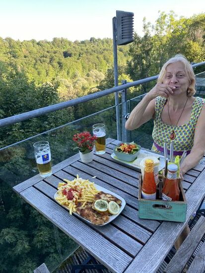Wir erwischen wieder einen schönen Platz mit toller Aussicht und genießen unser wohlverdientes Essen