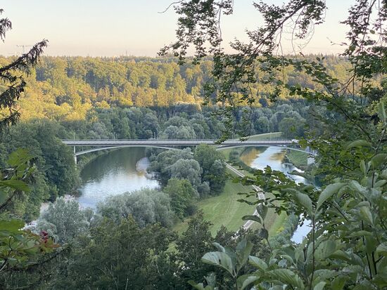 Wir wandern weiter einige Kilometer am Hochufer der Isar bis nach Pullach