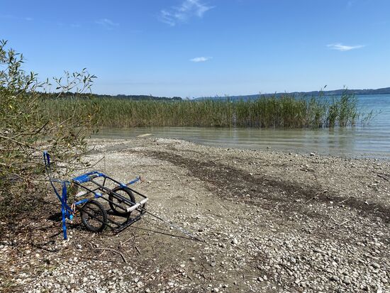 Ein verlassener Anhänger am See  