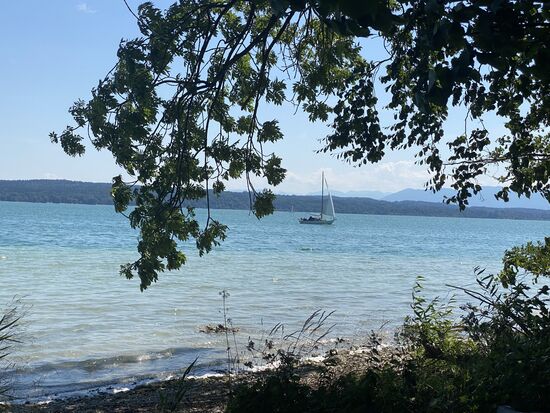 Es gibt viele lauschige Plätze entlang des Sees--hier am Bernrieder Park