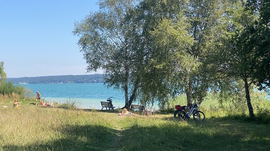 Überall sind Leute, einzelne, Paare oder Familien die Picknick machen, baden und sich sonnen
