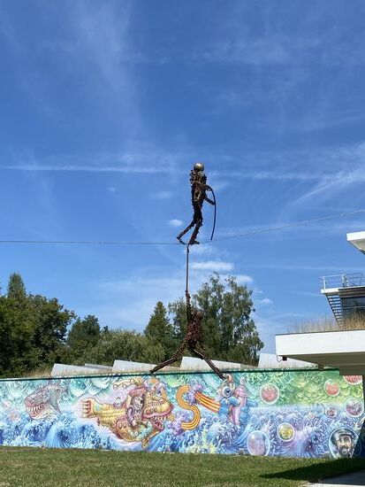 Wir besuchen aber nur das Restaurant und schauen uns die Kunstwerke an, welche draußen ausgestellt sind