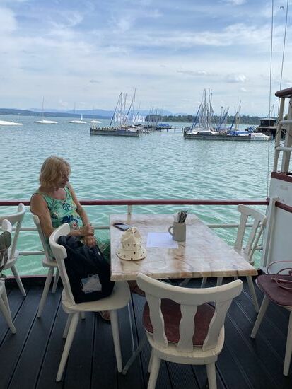 In "Tutzing" angekommen, besuchen wir noch ein Restaurant-Boot für Kaffee und...