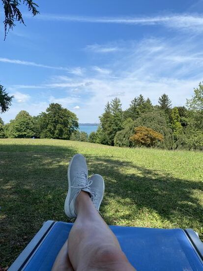 Im Park von "Schloss Höhenried" nutzen wir die Liegen für ein kleines Päuschen.