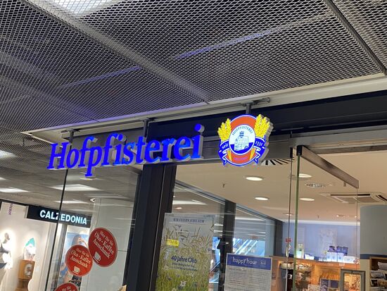 Die "Hofpfisterei" ist ein eine Bäckerei, die das beste, leckerste Biobrot herstellt.
Hier decke ich mich noch gut ein--vor allem mit dem typisch-bayrischen Kümmelbrot