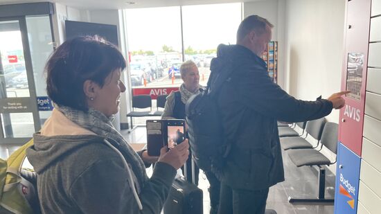 Wir müssen den Schlüssel für den Leihwagen aus dem Schließfach holen…