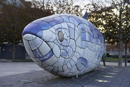 Der Fluß, welcher durch Belfast fließt, ist die „Lagan“ , dieser Fisch befindet sich hier am Ufer