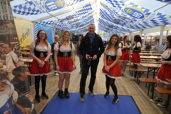 Tatsächlich findet hier gerade ein Oktoberfest statt ,.Irische Mädels in tollen Dirndln nehmen Jens gleich in die "Zange" 