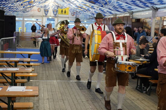 ...und eine Kapelle spielt den Einmarsch.....