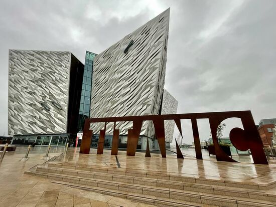 Die ganze Welt erinnert sich an den berühmtesten Luxusliner der Welt, die Titanic!
Das Museum liegt auf dem Gelände der Bauwerft des Schiffes, Harland&amp;Wolff - nur wenige Meter von unserem Hotel