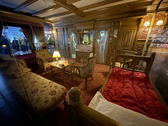 Hier wird eine Kabine der "First class" gezeigt mit Simulation der Begrüßung an Bord