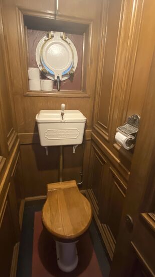 Die Besuchertoilette, die der damaligen Zeit nachempfunden wurde